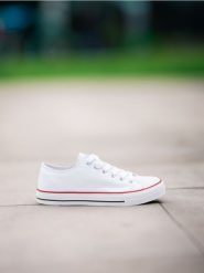 Trampki - biały. Białe trampki Sinsay, bez wzorów, klasyczne, bez zapięcia. Za 29.99 zł.