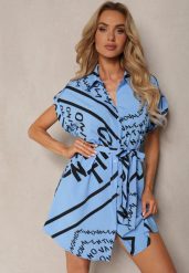 Niebieska Sukienka o Koszulowym Kroju z Materiałowym Paskiem i Wzorem w Kształcie Napisów Horetta. Niebieskie sukienki Renee, na co dzień, l, bez wzorów, z materiału, eleganckie, bez kołnierzyka, bez ramiączek, mini, koszulowe. W wyprzedaży za 55.99 zł.