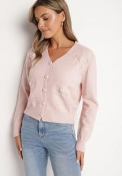 Różowy Wiskozowy Kardigan Zdobiony Aplikacjami w Kształcie Kwiatów z Perełkami Gemilena. Czerwone swetry Born2be, z aplikacjami, z jeansu, eleganckie, bez ramiączek. W wyprzedaży za 144.49 zł.