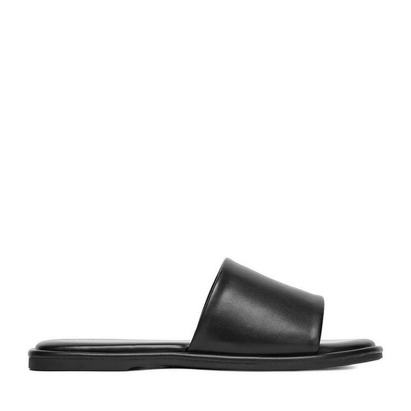 Klapki DeeZee. Czarne klapki DeeZee, bez wzorów, bez obcasa, bez zapięcia. Za 119.99 zł.