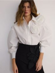 Koszula z ozdobnym kwiatem - biały. Białe koszule Reserved, l, bez wzorów, z bawełny, bez kołnierzyka, bez ramiączek. W wyprzedaży za 119.99 zł.