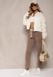 Brązowe Spodnie Sztruksowe High Waist z Dodatkiem Bawełny i Gumką w Talii Jedela. Brązowe jeansy Renee, s, bez wzorów, z bawełny, z podwyższonym stanem. W wyprzedaży za 35.99 zł.