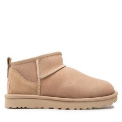 Śniegowce Ugg. Brązowe śniegowce UGG, bez wzorów, bez zapięcia. Za 639.99 zł.