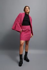 Marynarka w stylu tweedowym fuksjowa. Marynarki i żakiety MOODO, xs, bez wzorów, z poliesteru, bez ramiączek. W wyprzedaży za 119.99 zł.