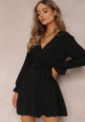 Czarna Sukienka Parthameia. Czarne sukienki Renee, bez wzorów, z tkaniny, klasyczne, bez kołnierzyka, bez ramiączek, mini, kopertowe. W wyprzedaży za 67.99 zł.