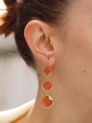 L'Atelier de Gaia Pozłacane kolczyki z kocim okiem rozmiar: onesize. Pomarańczowe kolczyki L'Atelier de Gaia, pozłacane. Za 78.28 zł.