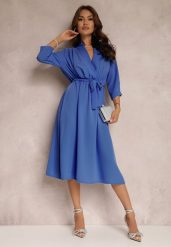 Niebieska Sukienka Canopis. Niebieskie sukienki Renee, m, bez wzorów, z materiału, eleganckie, bez kołnierzyka, bez ramiączek, midi, kopertowe. W wyprzedaży za 83.99 zł.
