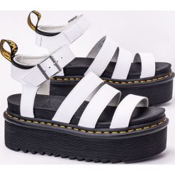 Sandały damskie białe Dr. Martens Blaire Quad. Białe sandały Dr Martens, bez wzorów, bez obcasa, bez zapięcia. Za 399.99 zł.