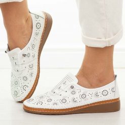 Białe ażurowane skórzane półbuty damskie T.Sokolski w26-77. Białe półbuty wsuwane Sokolski, na jesień, bez wzorów, z jeansu, klasyczne, z okrągłym noskiem, bez obcasa, na płaskiej podeszwie. Za 239.00 zł.
