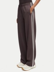 Guess Spodnie dresowe V6YB08 K4286 Brązowy ciemny Regular Fit. Brązowe spodnie sportowe Guess, z aplikacjami, z dresówki. Za 434.99 zł.