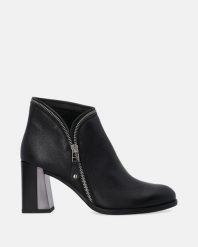 CZARNE BOTKI NA OBCASIE E022LEBLOBB061. Czarne botki Venezia, bez wzorów, ze skóry, bez obcasa, na obcasie, bez zapięcia. Za 499.00 zł.