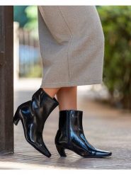 Belucci Botki w kolorze czarnym rozmiar: 38. Czarne botki Belucci, bez wzorów, eleganckie, bez obcasa, bez zapięcia. Za 148.26 zł.