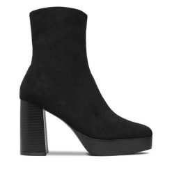 Botki DeeZee. Czarne botki DeeZee, bez wzorów, bez obcasa, na słupku, bez zapięcia. Za 199.99 zł.