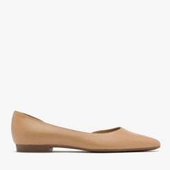 Beżowa balerina z ozdobną cholewką ZOE. Brązowe baleriny Ryłko, bez wzorów, ze skóry, bez obcasa, na płaskiej podeszwie, bez zapięcia. Za 269.99 zł.