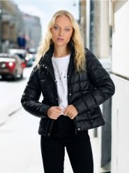 Kurtka z kapturem - czarny. Czarne kurtki Sinsay, l, bez wzorów, z materiału, z kapturem. Za 59.99 zł.