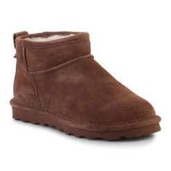 Śniegowce BearPaw Shorty 2860W-210 brązowe. Brązowe botki bez wzorów, z gumy, eleganckie, bez obcasa, bez zapięcia. Za 613.11 zł.