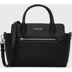 Trussardi torebka kolor czarny. Czarne listonoszki TRUSSARDI, bez wzorów, na ramię, bez dodatków. W wyprzedaży za 449.99 zł.
