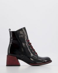LAKIEROWANE BOTKI 012-475-34 BLACK. Czarne botki Venezia, bez wzorów, z lakierowanej skóry, bez obcasa, bez zapięcia. Za 339.00 zł.