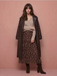 Sweter z domieszką wełny i koronkowym dekoltem - brązowy. Brązowe swetry Sinsay, l, bez wzorów, z koronki, bez ramiączek. Za 59.99 zł.