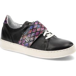 Czarne Sneakersy Simen Damskie Modne Półbuty. Czarne półbuty wsuwane Simen, bez wzorów, bez obcasa, na płaskiej podeszwie. Za 259.00 zł.