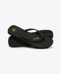 Superdry Damskie Klapki Core Essential z gumy – Black. Czarne klapki Superdry, bez wzorów, klasyczne, bez obcasa, bez zapięcia. Za 107.80 zł.