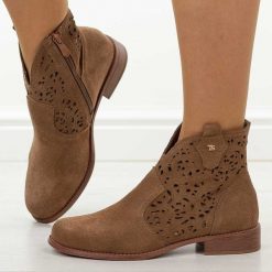 Brązowe dk.tp skórzane ażurowe botki damskie T.Sokolski w26-50. Brązowe botki Sokolski, w ażurowe wzory, z jeansu, biznesowe, z okrągłym noskiem, bez obcasa, na obcasie, bez zapięcia. W wyprzedaży za 251.10 zł.