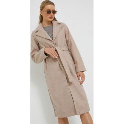 JDY płaszcz damski kolor beżowy przejściowy. Brązowe płaszcze JDY, l, bez wzorów, klasyczne, bez kaptura. Za 279.99 zł.