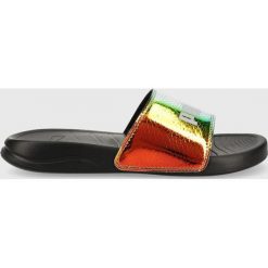 Puma klapki damskie kolor czarny. Czarne klapki Puma, bez wzorów, z materiału, bez obcasa, bez zapięcia. Za 129.99 zł.