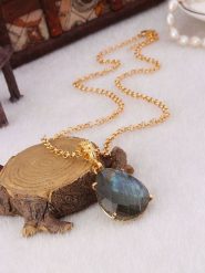 L'Atelier de Gaia Pozłacany naszyjnik z zawieszką - dł. 50 cm rozmiar: onesize. Niebieskie naszyjniki L'Atelier de Gaia, z materiału, z labradorytem, pozłacane. Za 96.83 zł.
