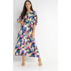 Zielono-Różowa Sukienka Phaedrane. Zielone sukienki Born2be, l, z aplikacjami, bez kołnierzyka, bez ramiączek, maxi, kopertowe. W wyprzedaży za 135.99 zł.