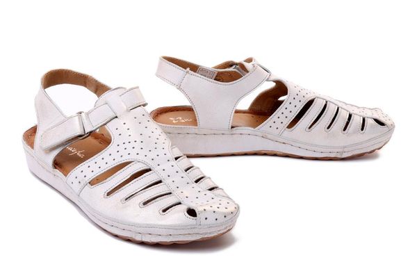 MACIEJKA 6060A-22/00-5 beż przecierka, sandały damskie. Brązowe sandały Maciejka, w ażurowe wzory, ze skóry, bez obcasa, bez zapięcia. Za 334.90 zł.