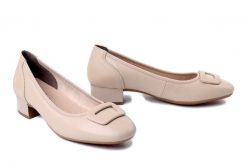 RIEKER 43453-62 beige, czółenka damskie. Brązowe czółenka Rieker, bez wzorów, bez obcasa, bez zapięcia. Za 329.90 zł.