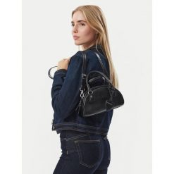 Torebka Guess. Czarne torebki klasyczne Guess, z aplikacjami, klasyczne, bez dodatków. Za 344.99 zł.