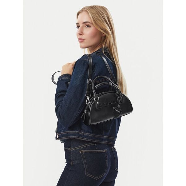 Torebka Guess. Czarne torebki klasyczne Guess, z aplikacjami, klasyczne, bez dodatków. Za 344.99 zł.