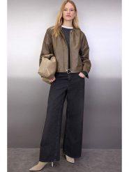 Trendyol Kurtka przejściowa w kolorze oliwkowym rozmiar: S. Zielone kurtki Trendyol, s, bez wzorów, bez kaptura. Za 130.99 zł.