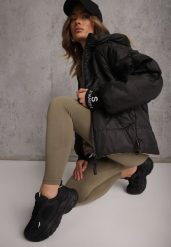 Czarna Pikowana Kurtka Puffer z Kapturem Ozdobiona Napisami Orellana. Czarne kurtki Renee, na wiosnę, l, bez wzorów, z jeansu, z kapturem. Za 149.99 zł.