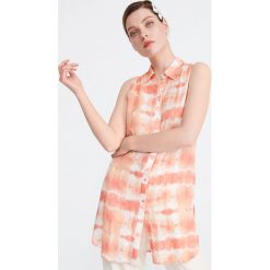 Koszula z motywem tie-dye - Wielobarwny. Koszule Reserved, bez wzorów, bez kołnierzyka, bez ramiączek. W wyprzedaży za 29.99 zł.