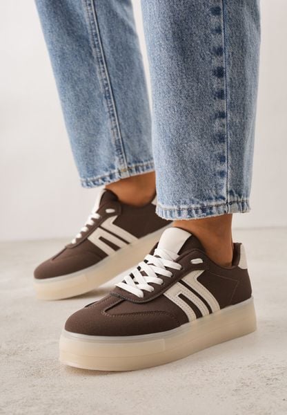 Brązowe Sneakersy Kultowe Tenisówki na Platformie Hlalna. Brązowe trampki Born2be, bez wzorów, z jeansu, bez zapięcia. Za 89.99 zł.