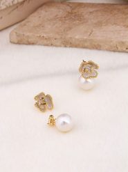 Pierres delicates Pozłacane kolczyki-wkrętki z perłami i cyrkoniami rozmiar: onesize. Czarne kolczyki Pierres delicates, z cyrkonią, pozłacane. Za 43.99 zł.