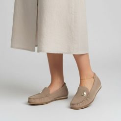 Mokasyny damskie Armodo, cholewka ze skóry naturalnej mokasynowa konstrukcja z dekoracyjną aplikacją miękka forma niska elastyczna podeszwa zapewniaj. Brązowe mokasyny Armodo, z aplikacjami, ze skóry. Za 359.00 zł.