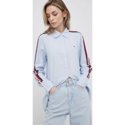 Tommy Hilfiger koszula bawełniana damska regular z kołnierzykiem klasycznym. Niebieskie koszule Tommy Hilfiger, z aplikacjami, z bawełny, klasyczne, bez kołnierzyka, bez ramiączek. W wyprzedaży za 349.99 zł.