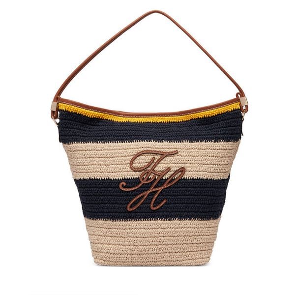 Torebka Tommy Hilfiger. Torebki klasyczne Tommy Hilfiger, bez wzorów, klasyczne, bez dodatków. Za 749.99 zł.