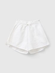 Benetton Szorty w kolorze białym rozmiar: 130. Białe szorty Benetton, bez wzorów, z koronki. Za 61.95 zł.