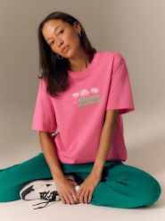 4F T-shirt loose z nadrukiem damski - różowy S. Czerwone t-shirty 4f, l, bez wzorów, z materiału, eleganckie, bez kołnierzyka, bez ramiączek. Za 79.99 zł.