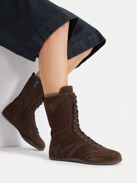Guess Jeans Trzewiki EO-GUJ0316 Brązowy. Brązowe botki Guess Jeans, z aplikacjami, z jeansu, bez obcasa, na płaskiej podeszwie, bez zapięcia. Za 399.99 zł.