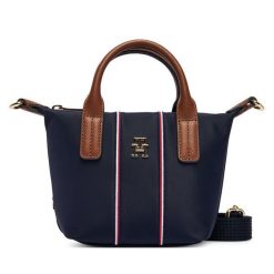 Torebka Tommy Hilfiger. Niebieskie torebki klasyczne Tommy Hilfiger, bez wzorów, klasyczne, bez dodatków. Za 369.99 zł.