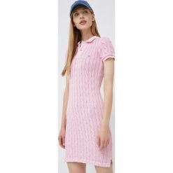 Polo Ralph Lauren sukienka bawełniana kolor różowy mini dopasowana. Czerwone sukienki Polo Ralph Lauren, l, z aplikacjami, z bawełny, bez kołnierzyka, bez ramiączek, mini, dopasowane. W wyprzedaży za 659.99 zł.