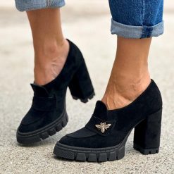 Czarne zamszowe Polskie mokasyny damskie na słupku, loafersy Deoni D20. Czarne mokasyny Deoni, z aplikacjami, ze skóry, z okrągłym noskiem. Za 299.00 zł.