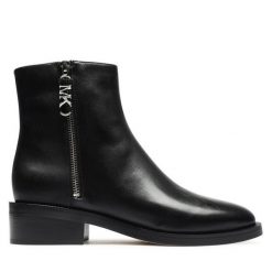 Botki MICHAEL Michael Kors. Czarne botki MICHAEL Michael Kors, bez wzorów, bez obcasa, na płaskiej podeszwie, bez zapięcia. Za 639.99 zł.