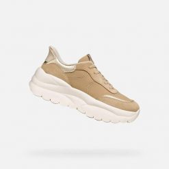Buty sportowe damskie Geox Xtors Plus. Brązowe buty treningowe Geox, bez wzorów, z gumy, bez zapięcia. Za 446.50 zł.
